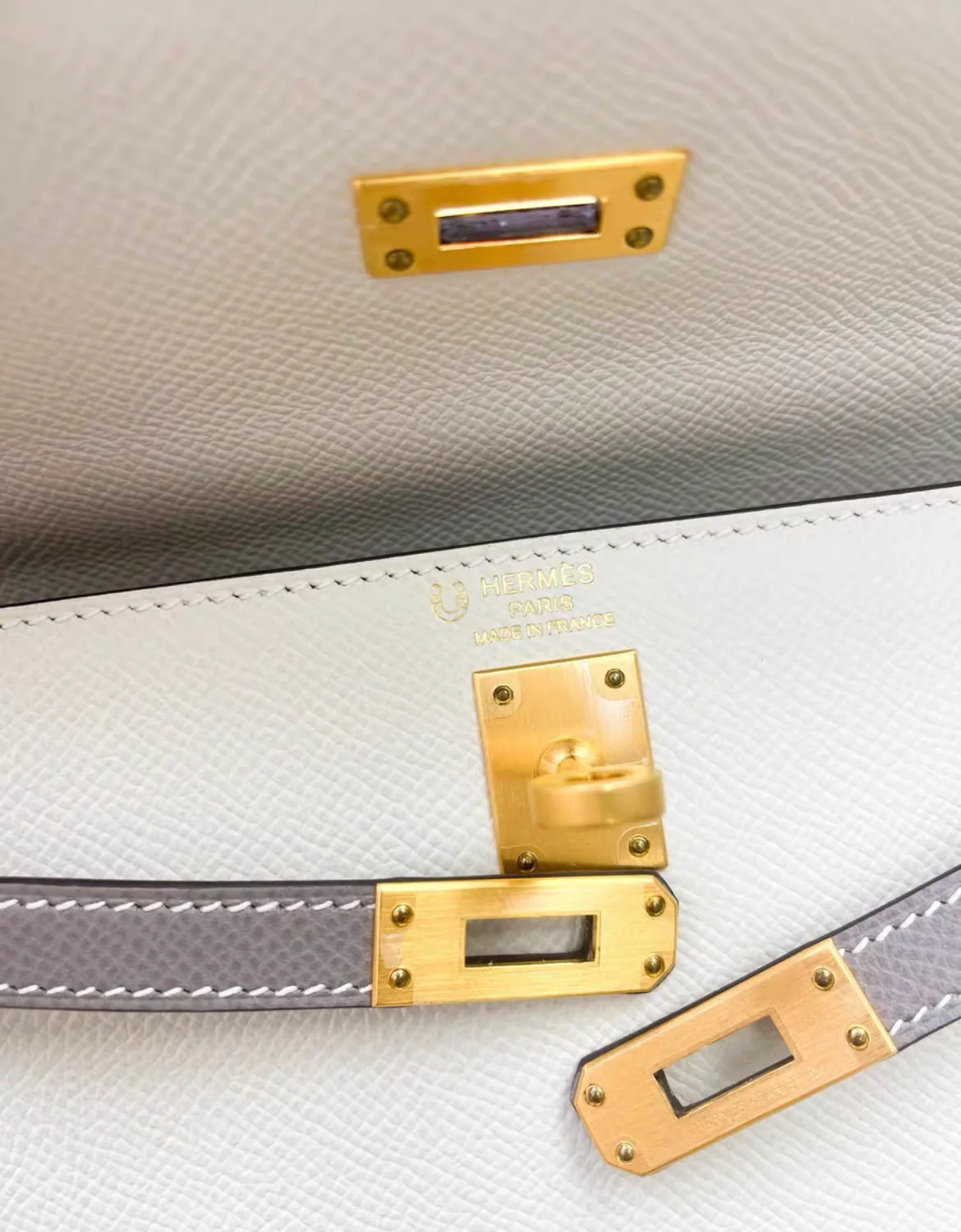 Hermès Special Order (HSS) Kelly Sellier 25 Craie and Etoupe Epsom Brushed Gold Hardware - Image 4