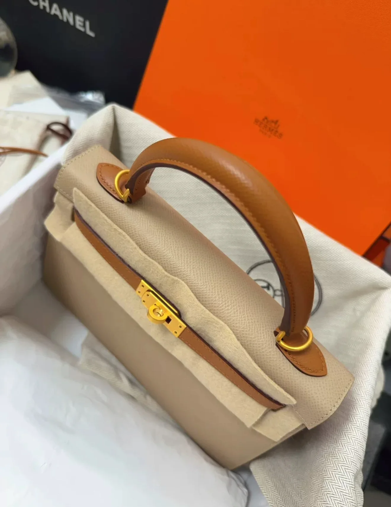 Hermès Special Order (HSS) Kelly Sellier 25 Trench and Gold Epsom Brushed Gold Hardware - Image 4