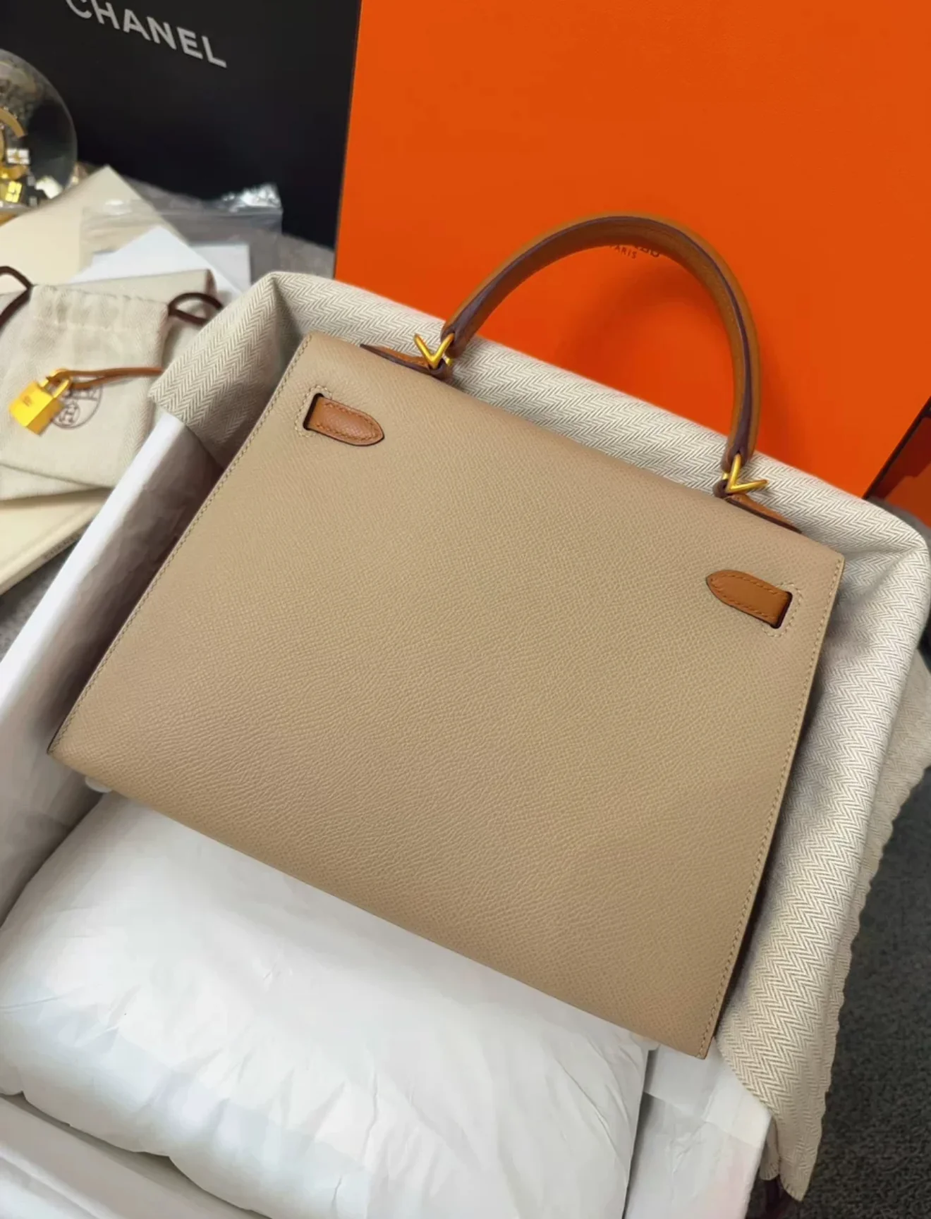 Hermès Special Order (HSS) Kelly Sellier 25 Trench and Gold Epsom Brushed Gold Hardware - Image 6