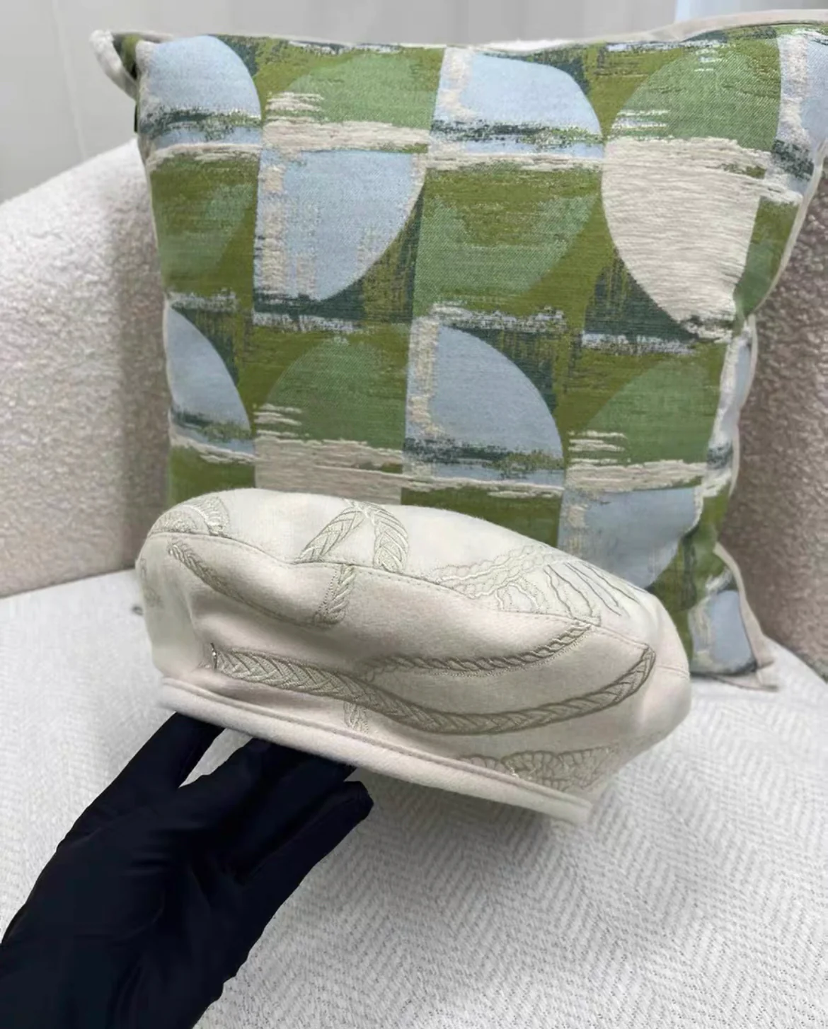 Hermes white embroidered beret, size 59, brand new - Image 2