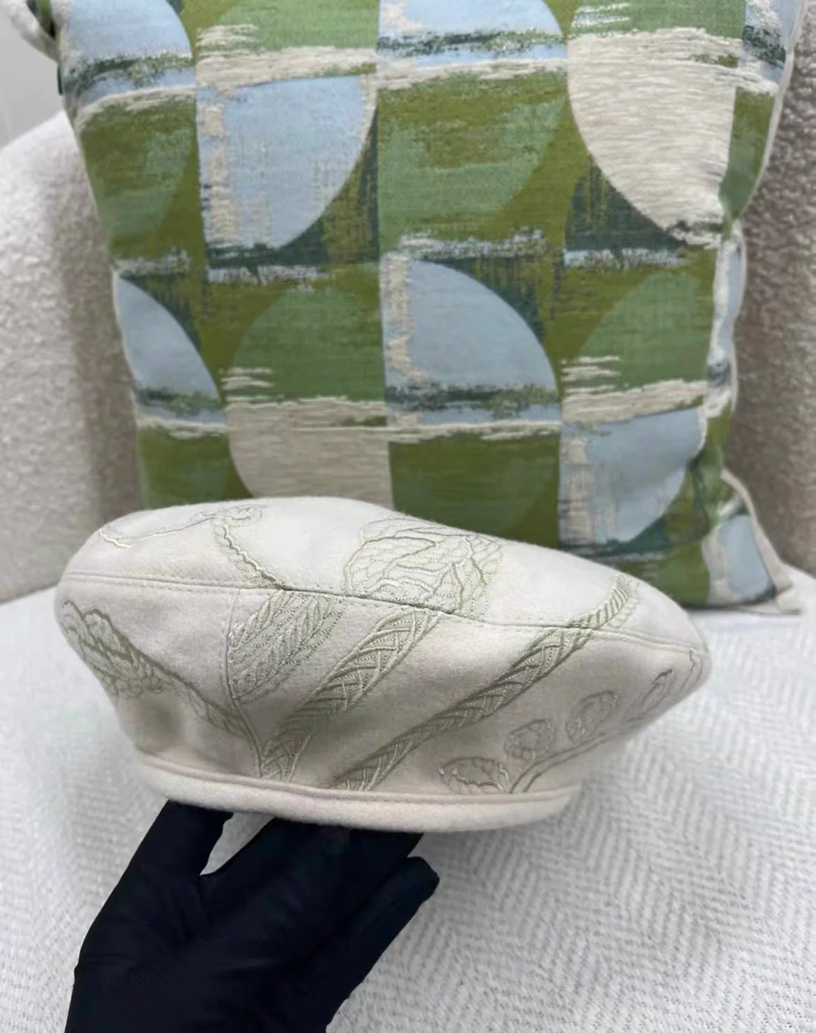 Hermes white embroidered beret, size 59, brand new - Image 3