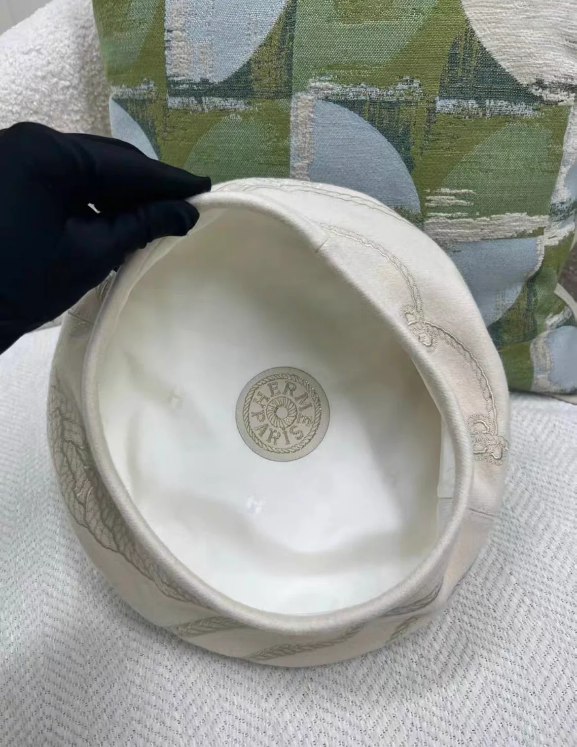 Hermes white embroidered beret, size 59, brand new - Image 5