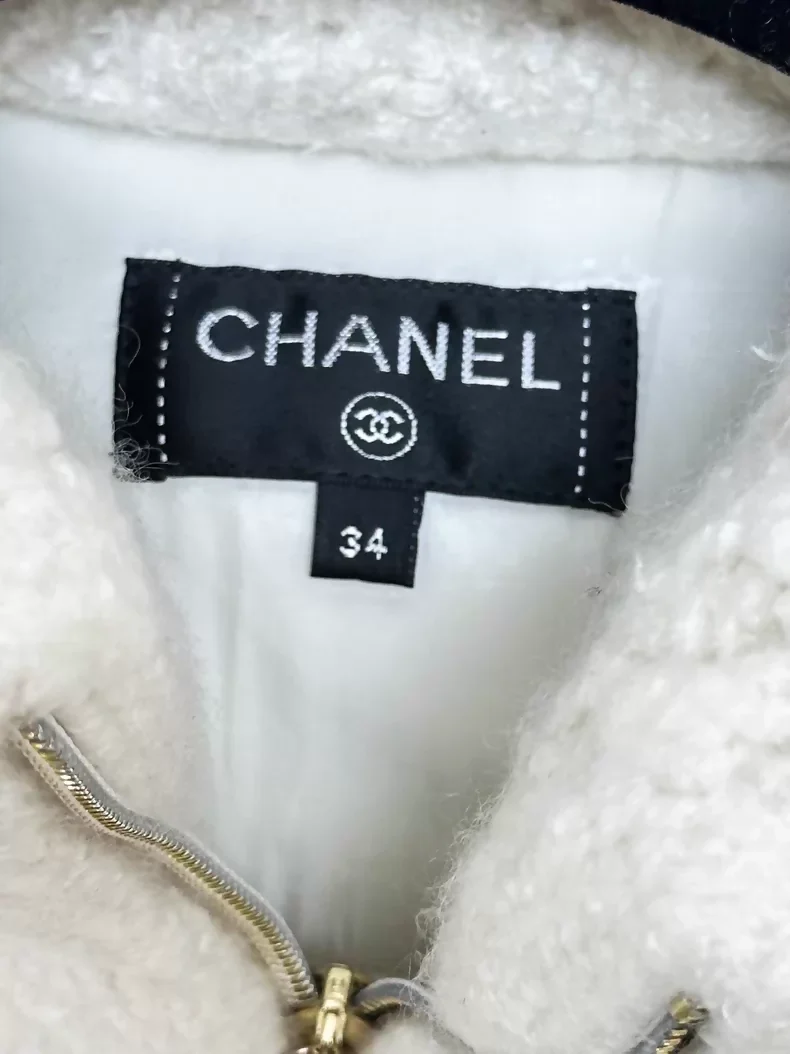 Chanel 17A ecru tweed down jacket - Image 3
