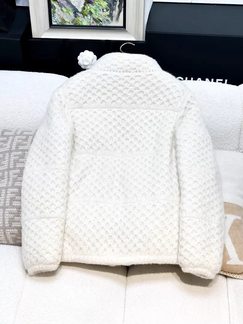 Chanel 17A ecru tweed down jacket - Image 4