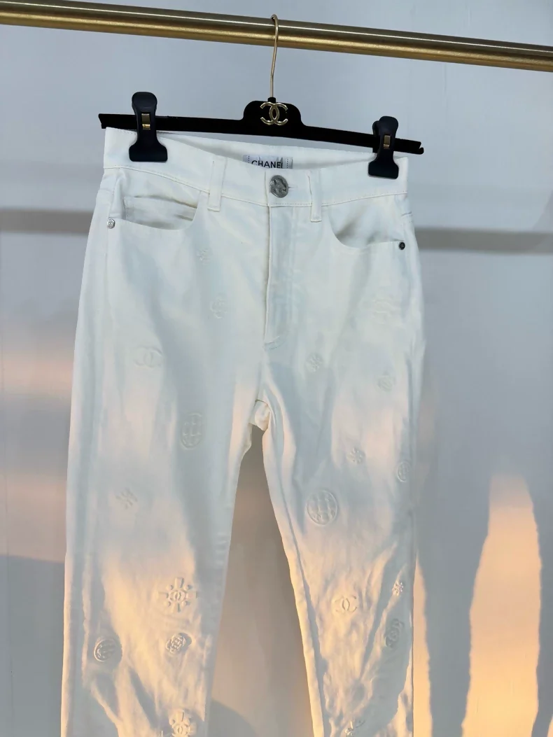 Chanel 21P white denim with double C logo - Image 2