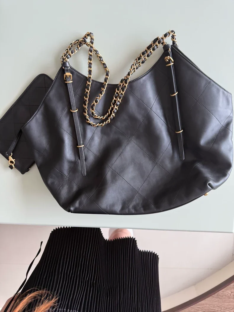 Large black and gold Chanel 25 hobo bag - Image 3