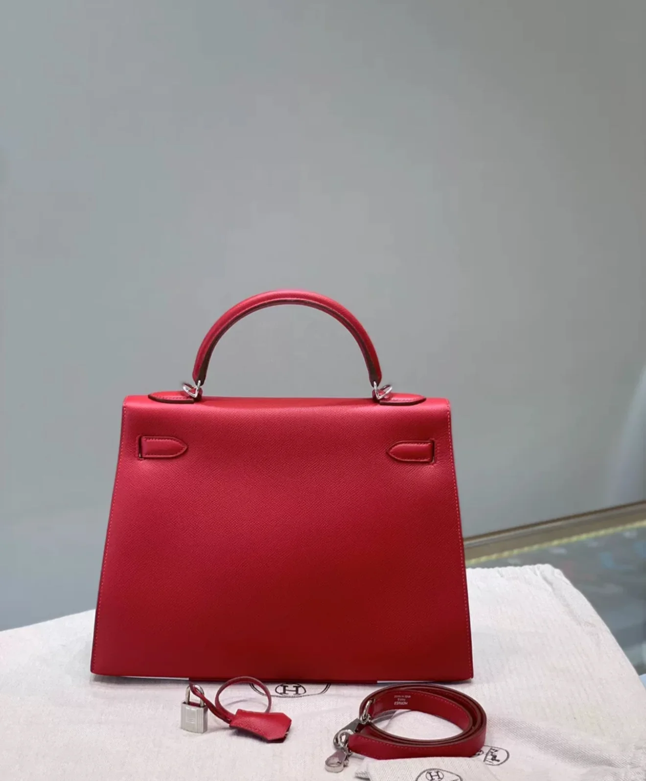 Limited edition Hermès Kelly 32 saddle in white and red epsom leather palladium Hardware - Image 2