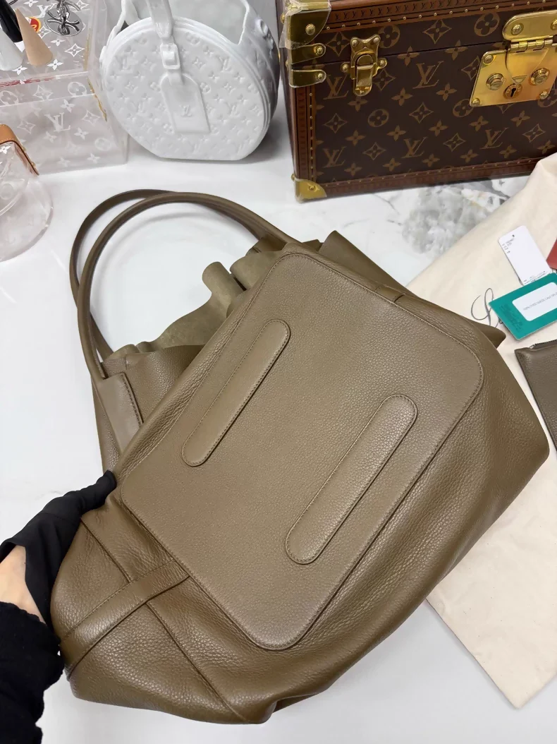 Loro Piana's new Bale Hobo extra-large cowhide handbag - Image 3