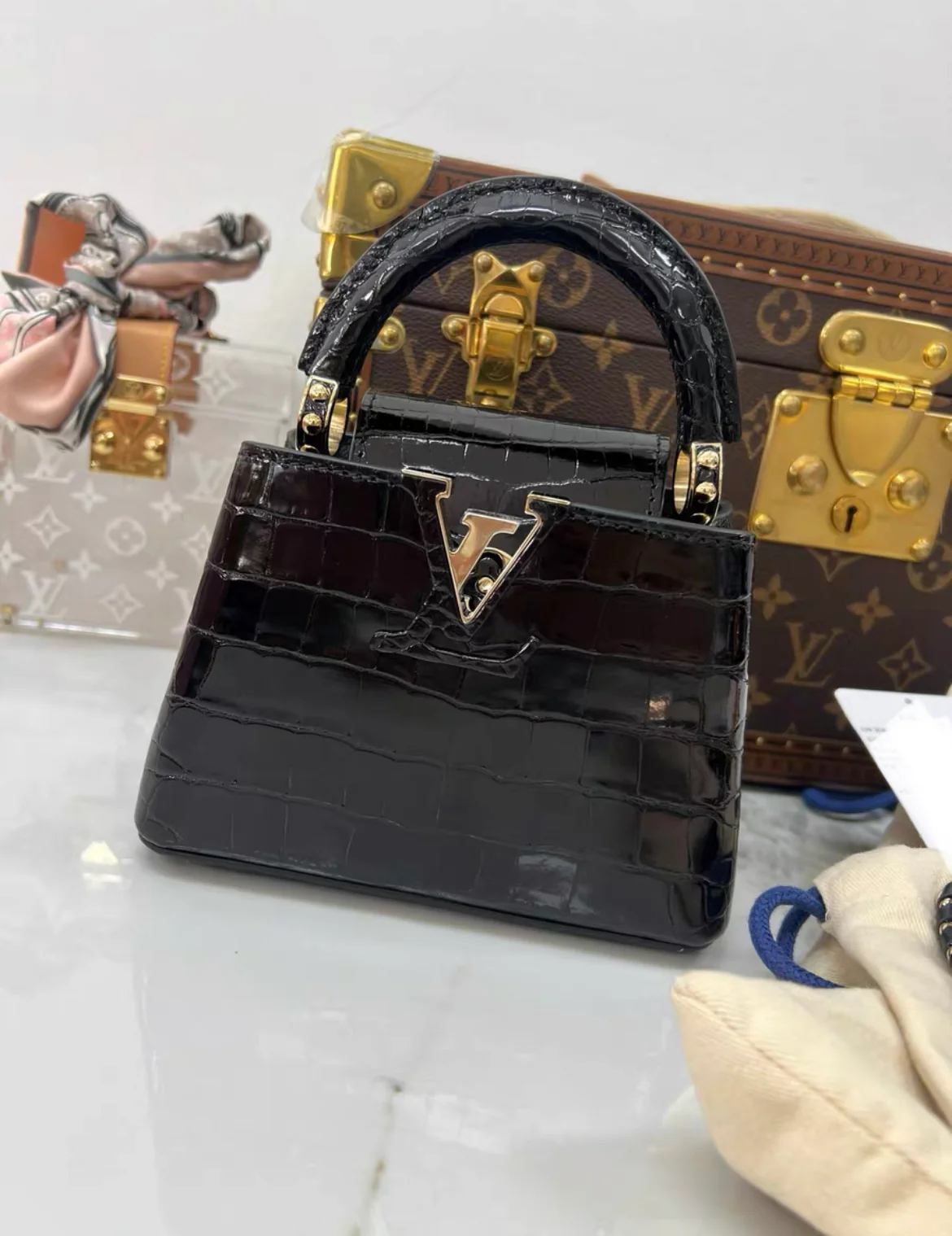LOUIS VUITTON BLACK MINI CAPUCINES BB HANDBAG IN SHINY CROCODILE LEATHER WITH GOLD HARDWARE - Image 3