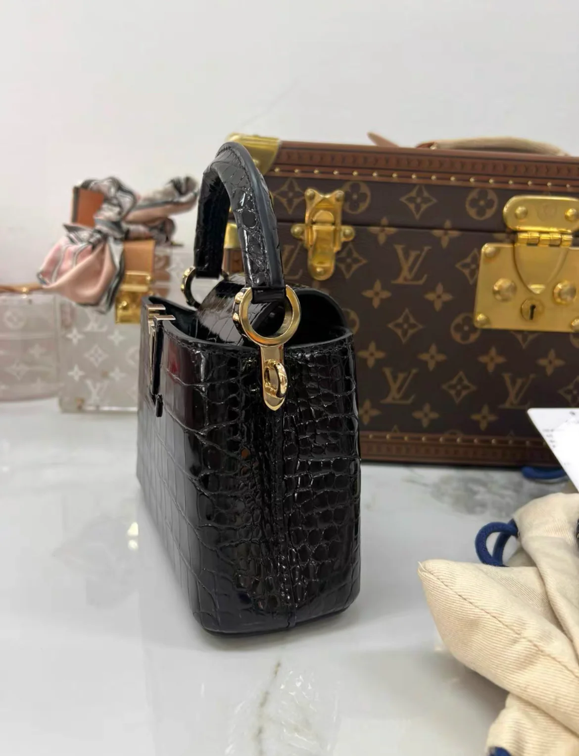 LOUIS VUITTON BLACK MINI CAPUCINES BB HANDBAG IN SHINY CROCODILE LEATHER WITH GOLD HARDWARE - Image 4