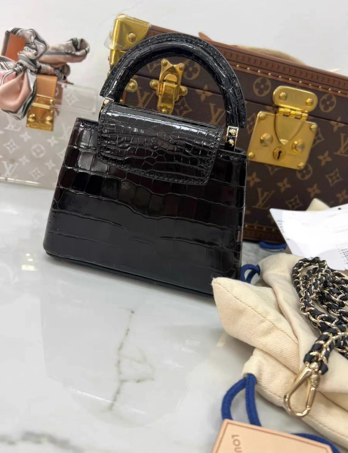 LOUIS VUITTON BLACK MINI CAPUCINES BB HANDBAG IN SHINY CROCODILE LEATHER WITH GOLD HARDWARE - Image 5