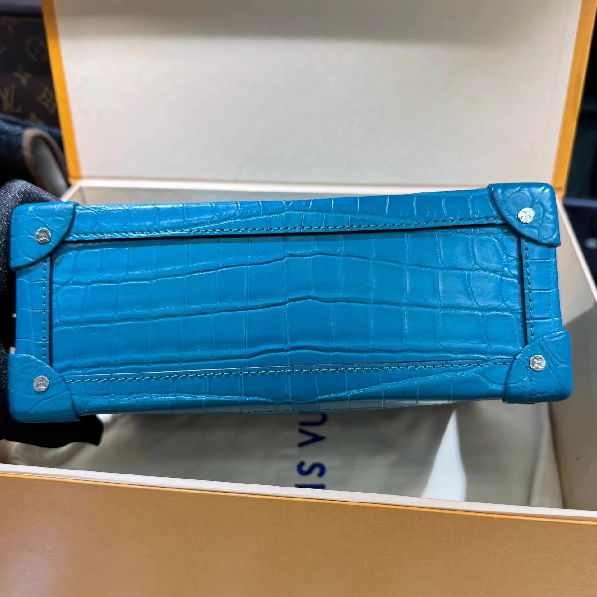Louis Vuitton Blue Alligator Soft Trunk Mini bag - Image 5