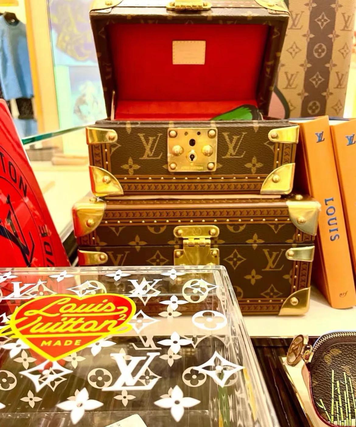 Louis Vuitton Nigo transparent box with duck and tiger characters - Image 6