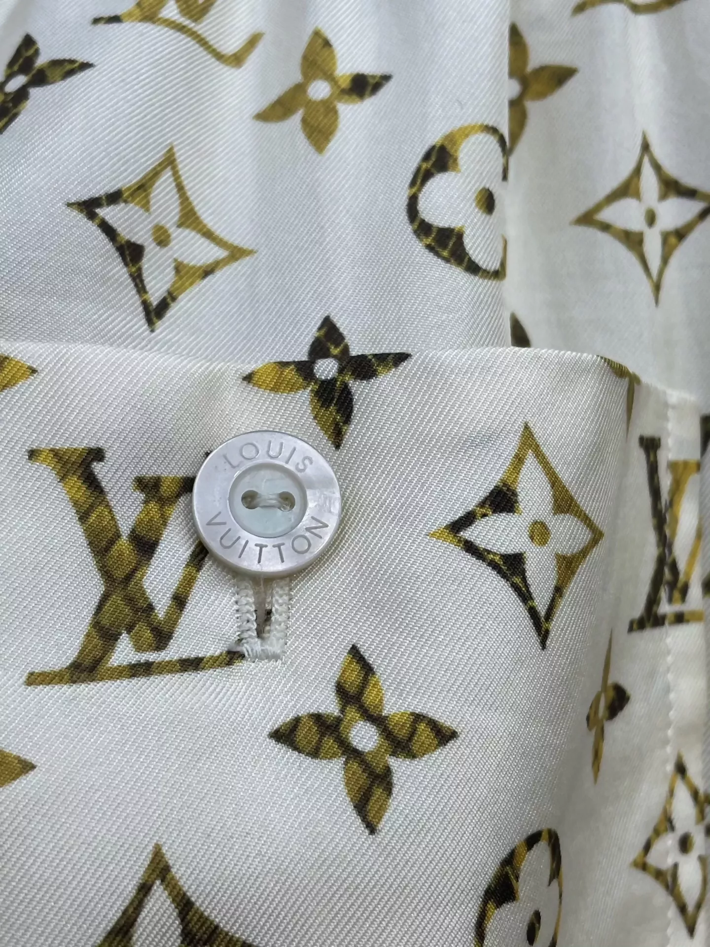 LV Spring/Summer 2023 Silk All-over Print Shorts - Image 3