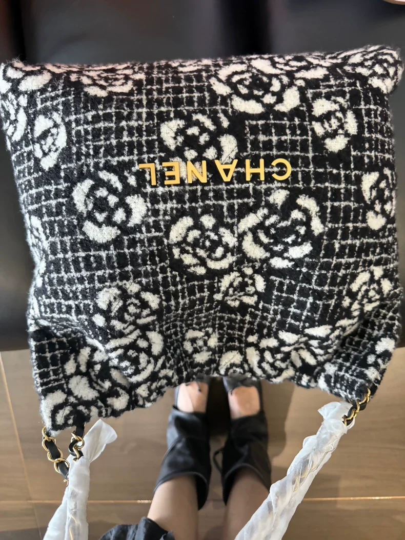 Chanel 22 bag in 23K camellia houndstooth wool, limited edition, medium size - Image 2