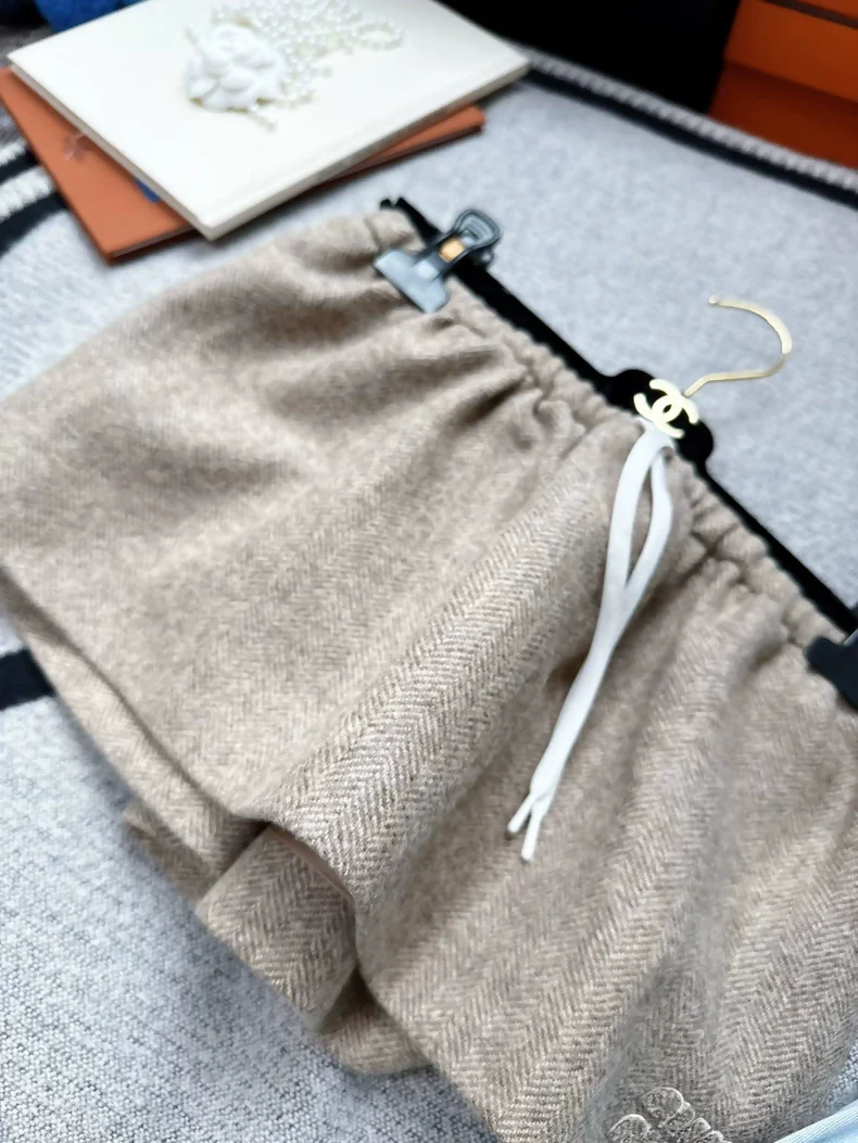 MiuMiu 24 khaki tweed skirt - Image 3