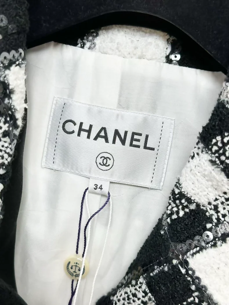 CHANEL 24S black & white tweed jacket - Image 5