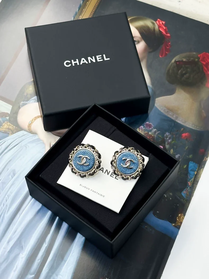 Chanel 25P earrings in blue denim - Image 6