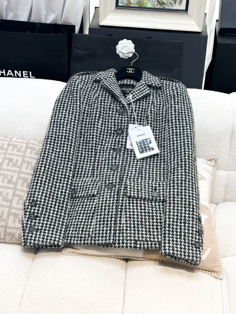 Chanel 22 black and white houndstooth tweed jacket