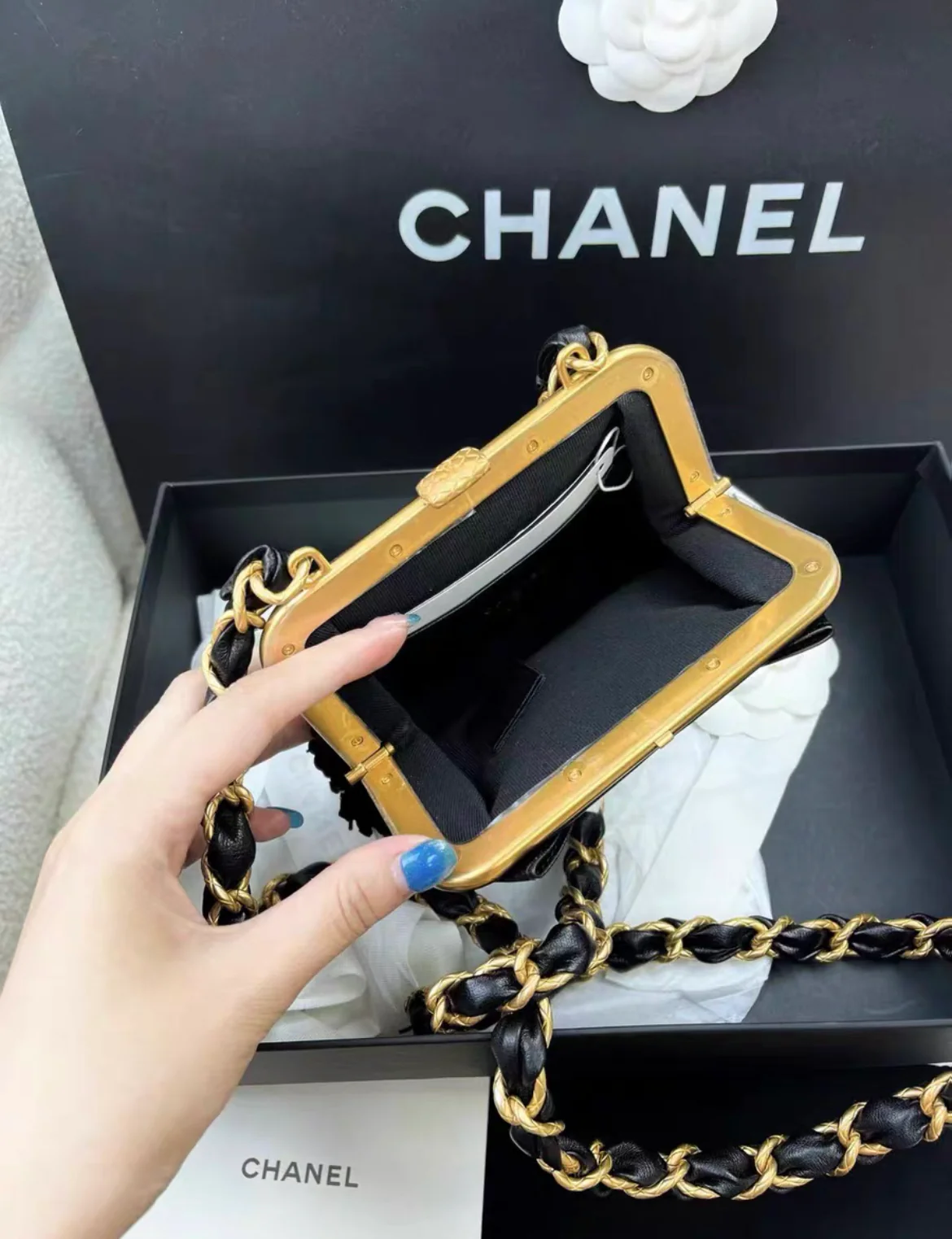 Chanel Metiers d’Art 24A Black Sequin tweed Evening Mini Clutch Bag With Bow - Image 6