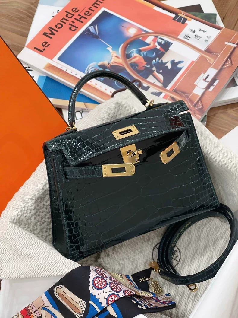 Hermès Mini Kelly 20 pine green 6O shiny crocodile leather gold hardware - Image 2