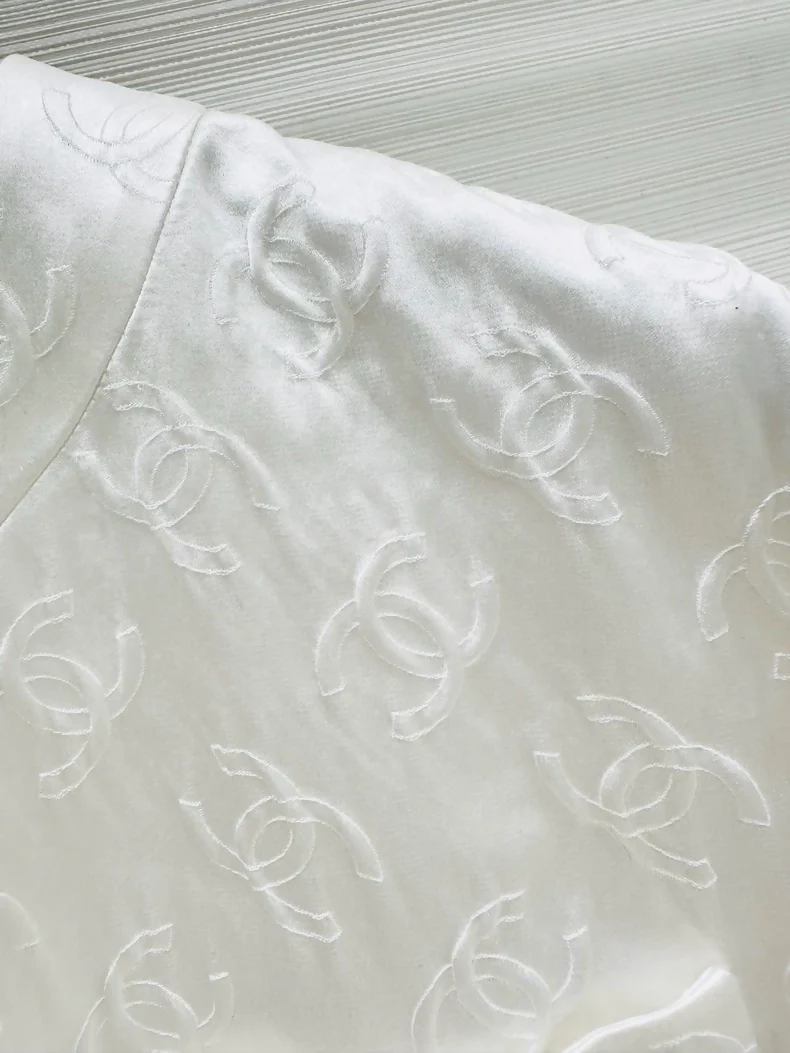 Chanel 25a ecru cardigan - Image 3