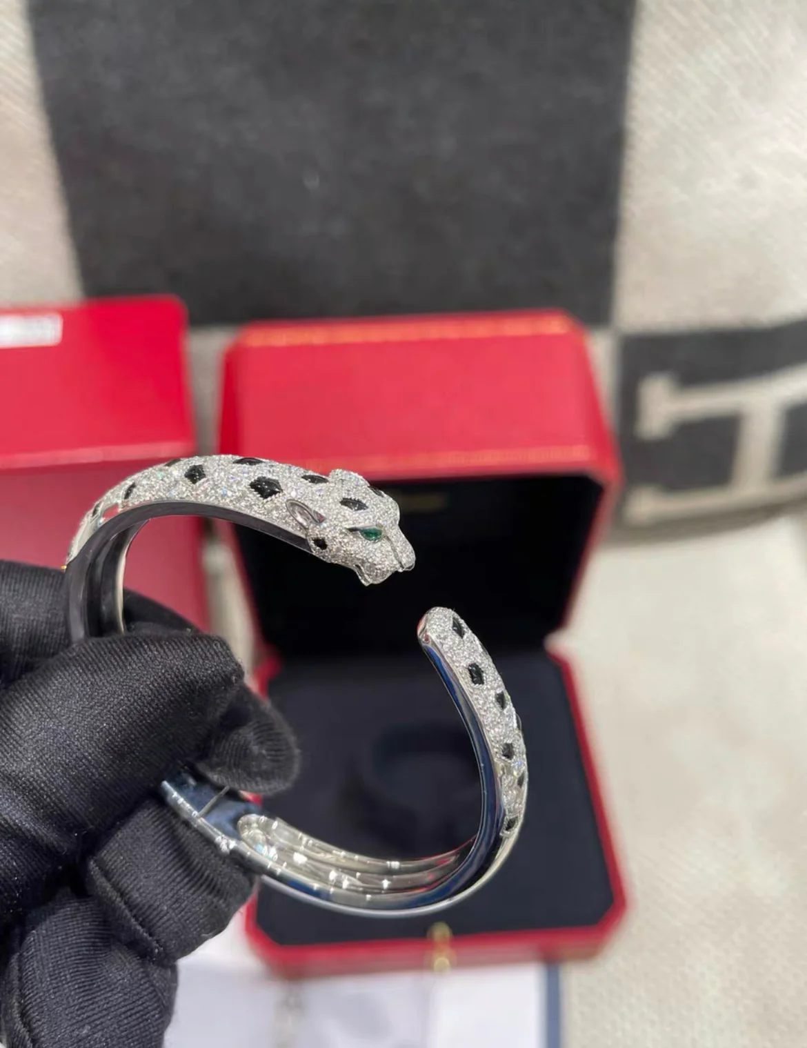 PANTHÈRE DE CARTIER BRACELET
White gold, emeralds, onyx, diamonds size 16 - Image 2