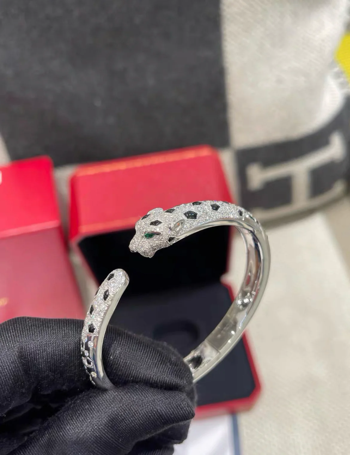 PANTHÈRE DE CARTIER BRACELET
White gold, emeralds, onyx, diamonds size 16 - Image 3