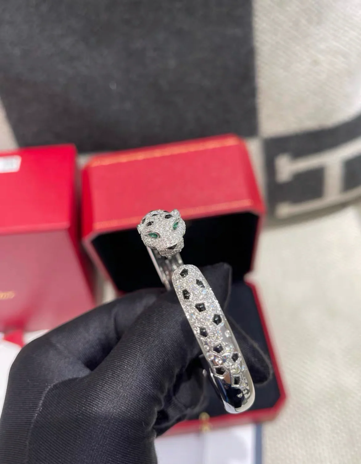 PANTHÈRE DE CARTIER BRACELET
White gold, emeralds, onyx, diamonds size 16 - Image 5