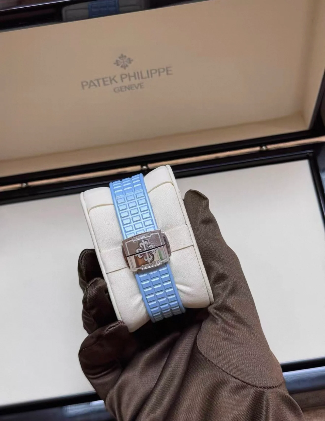 Patek Philippe Aquanaut Ladies White Gold Diamonds Set Blue Mother of Pearl Dial 5072G-001 - Image 2