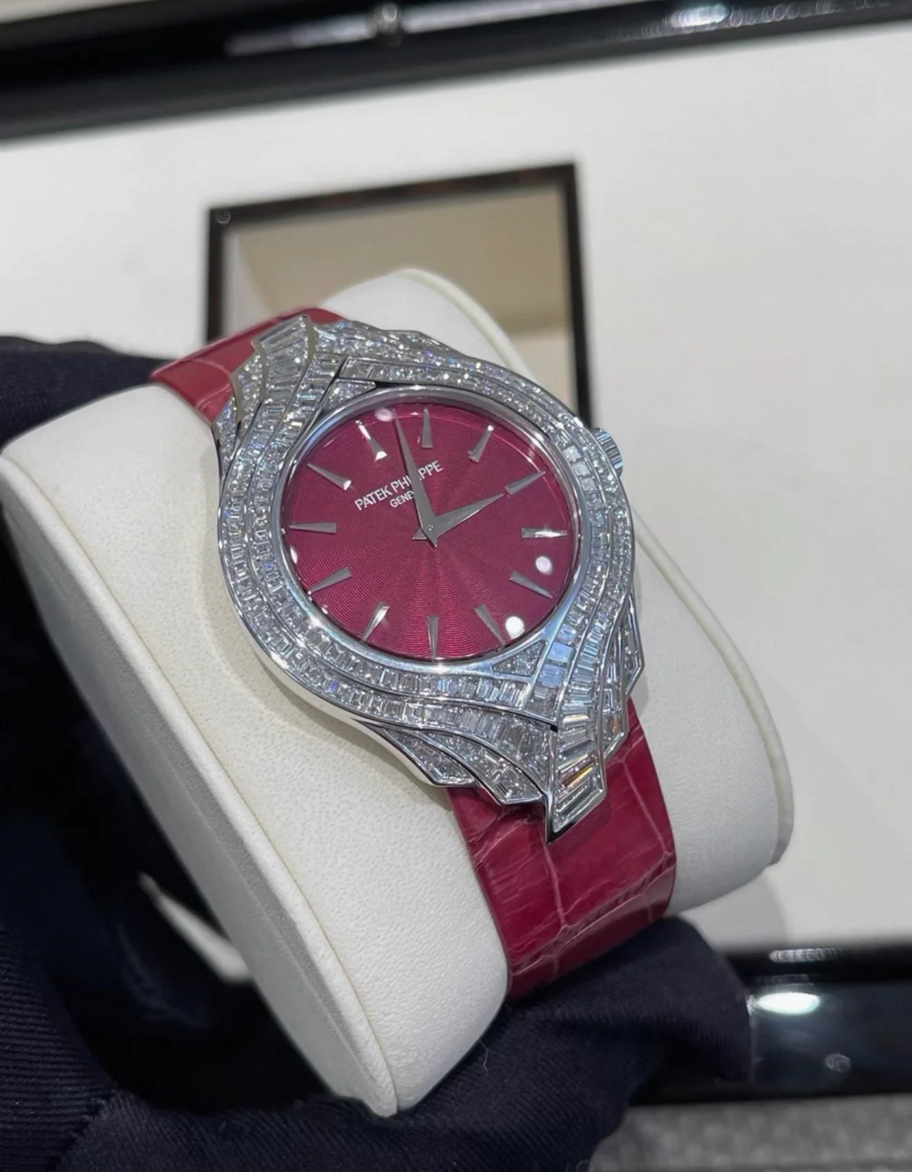 Patek Philippe Calatrava Haute Joaillerie (Reference 4895). A white gold and diamond-set manual wind wristwatch, Mens Watch - Image 3
