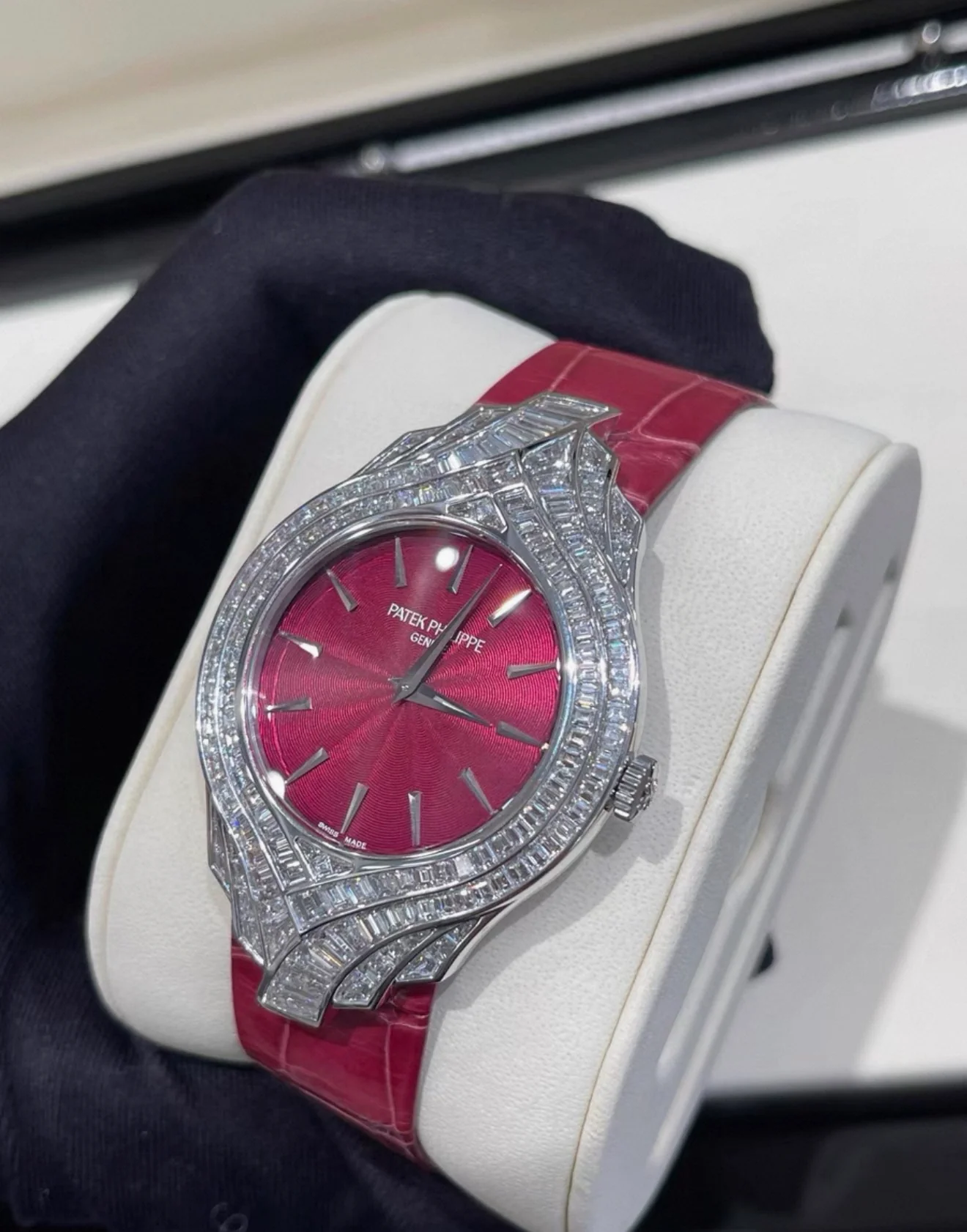 Patek Philippe Calatrava Haute Joaillerie (Reference 4895). A white gold and diamond-set manual wind wristwatch, Mens Watch - Image 4