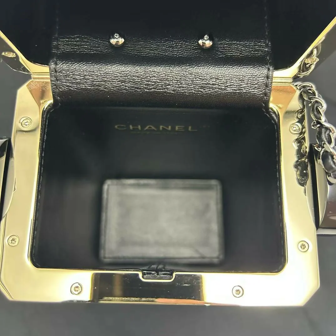 pre-owned chanel limited edition robot minaudière bag black plexiglass and crystals ruthenium hardware - Image 9