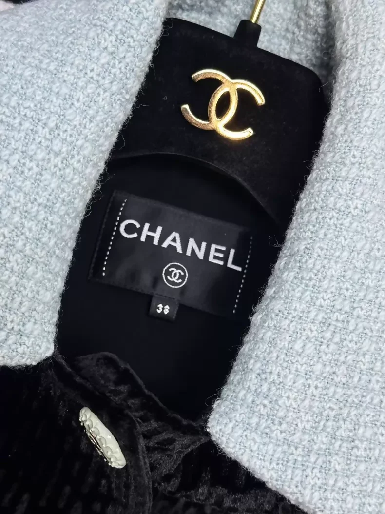 Chanel 22B black velvet & light blue jacket - Image 5