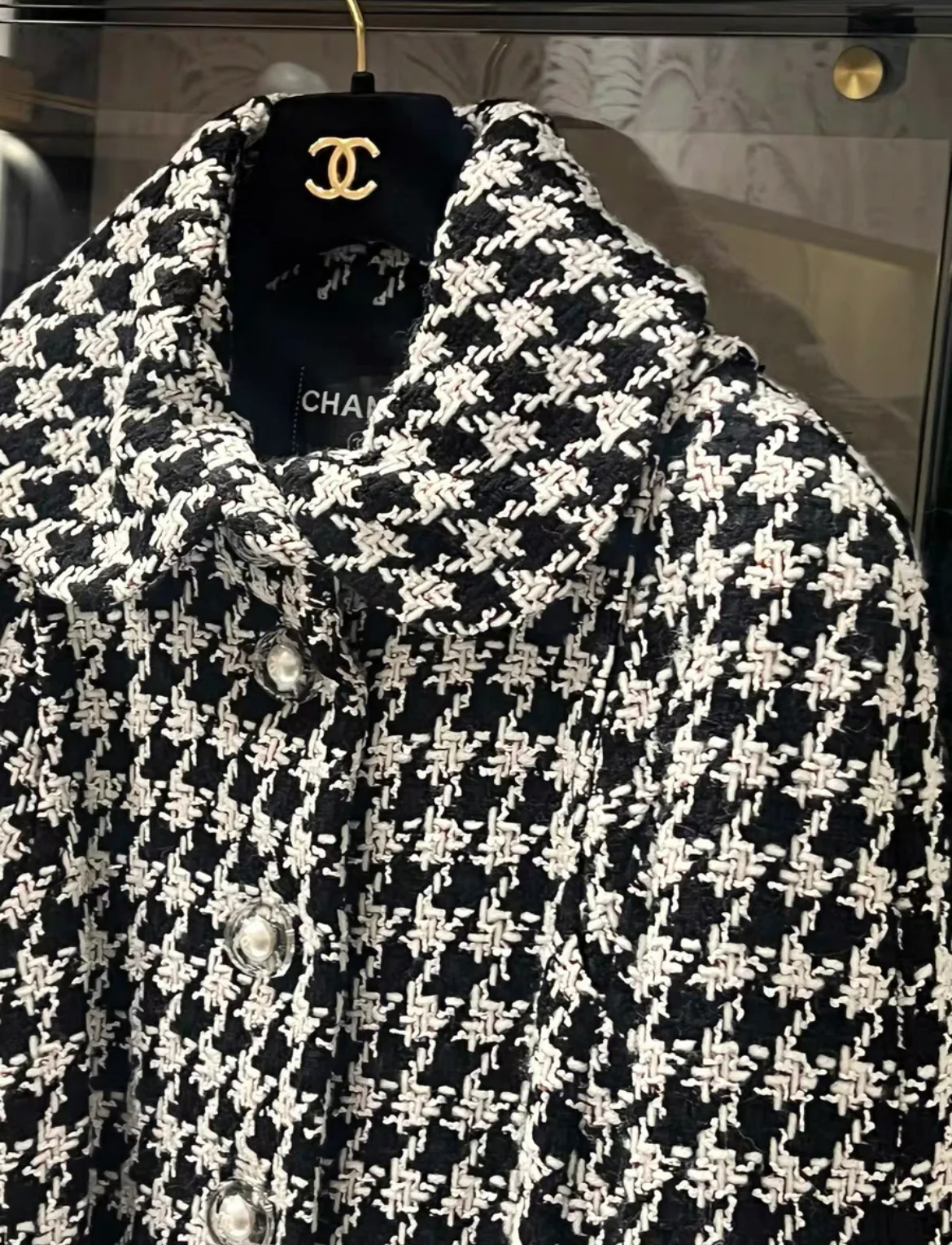 Rare CHANEL 17k white & black Houndstooth Coat size 42 - Image 4