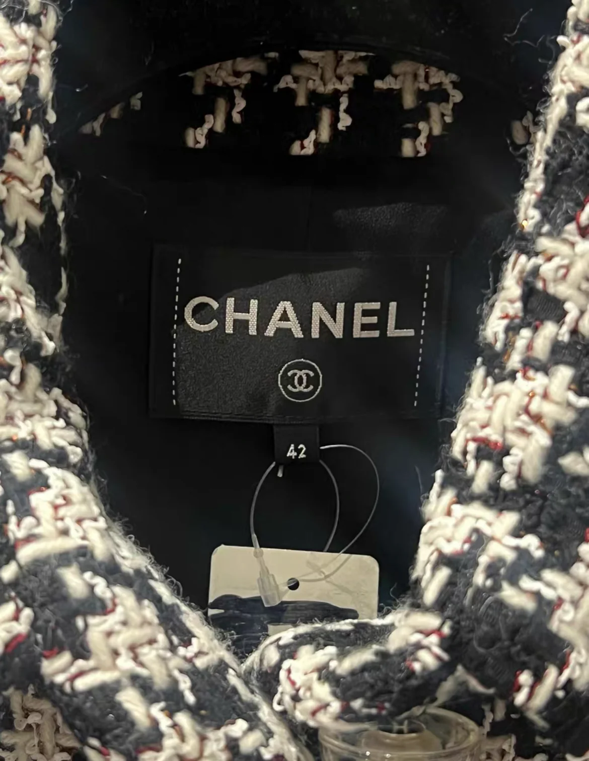 Rare CHANEL 17k white & black Houndstooth Coat size 42 - Image 5