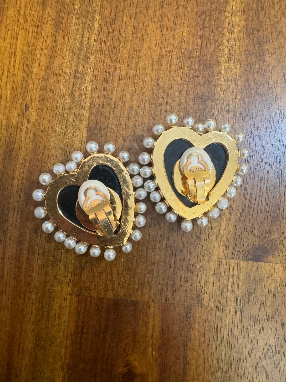 Rare Chanel 1980 large heart pearl clip on earrings - Image 4