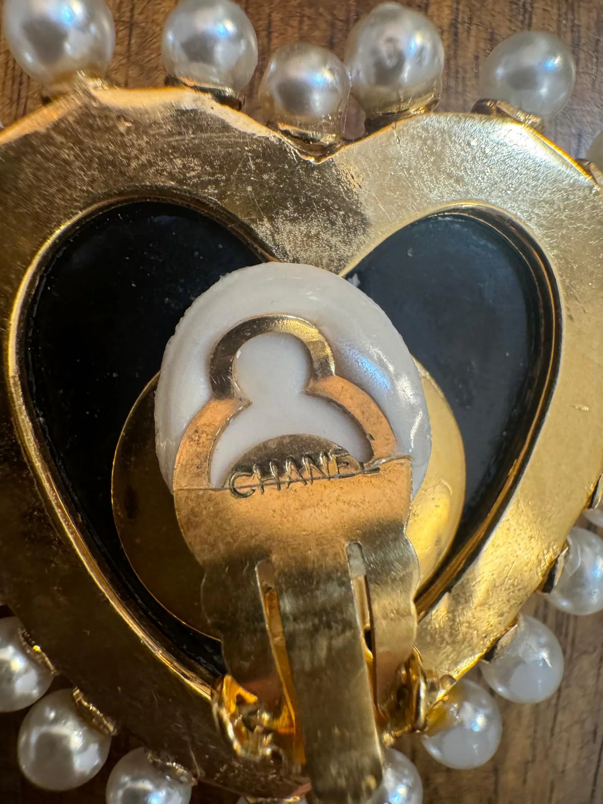 Rare Chanel 1980 large heart pearl clip on earrings - Image 6