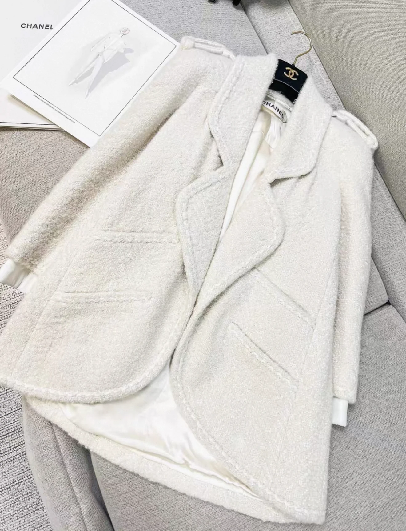 Rare Chanel 2015 écru coat - Image 3