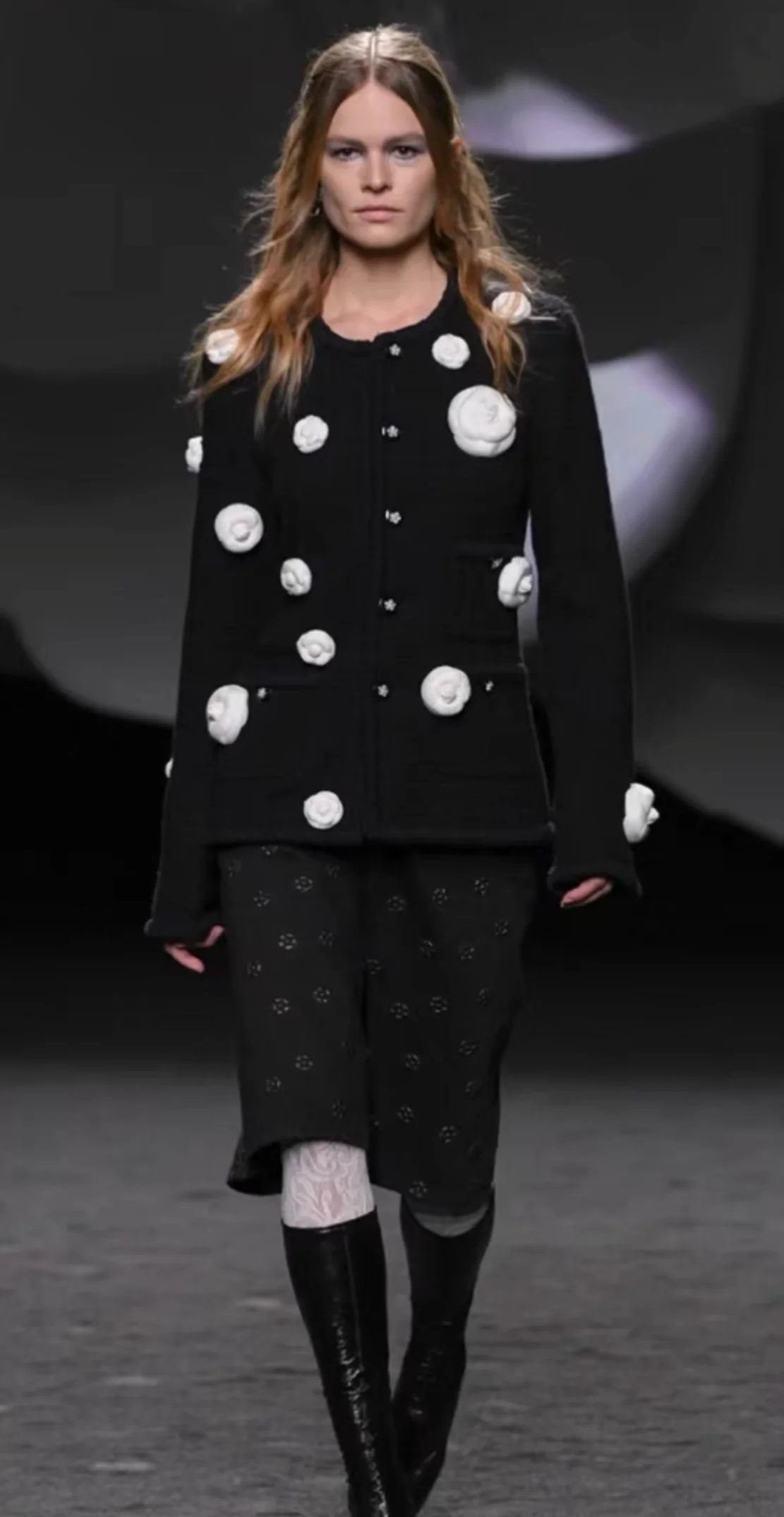 Rare Chanel 23K black tweed with white camellia flowers - Image 3