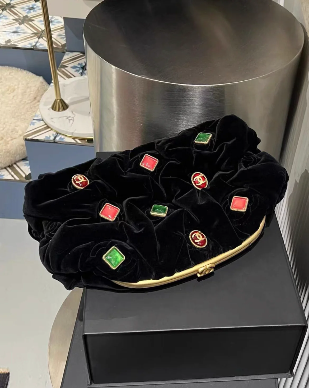 Chanel 2022 Black Velvet, Green and Red Gripoix Embellished CC Pouch Bag Gold Hardware - Image 3