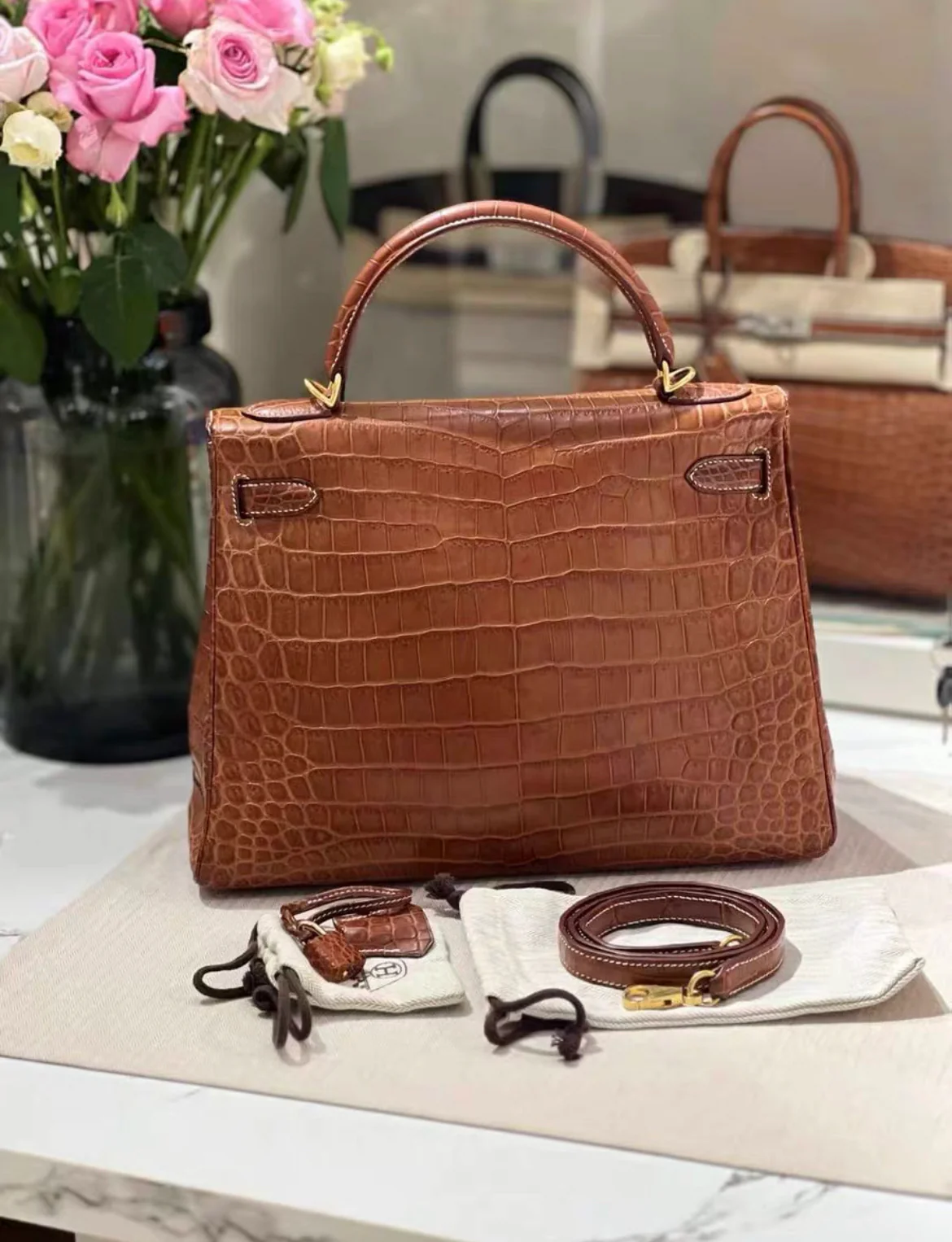 Rare Hermès Kelly 32 Gold Barenia Porosus Crocodile With Gold Hardware - Image 2