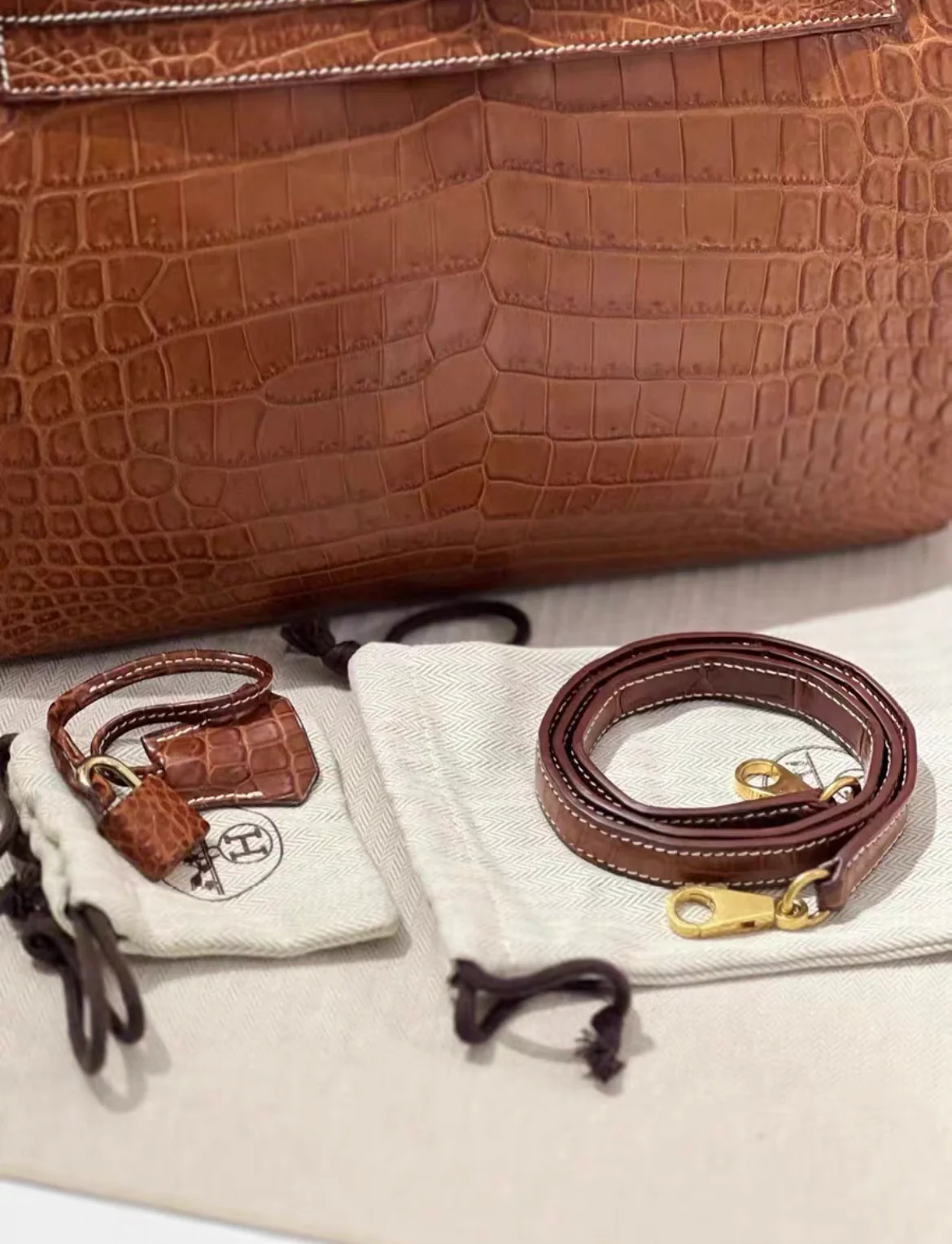 Rare Hermès Kelly 32 Gold Barenia Porosus Crocodile With Gold Hardware - Image 4