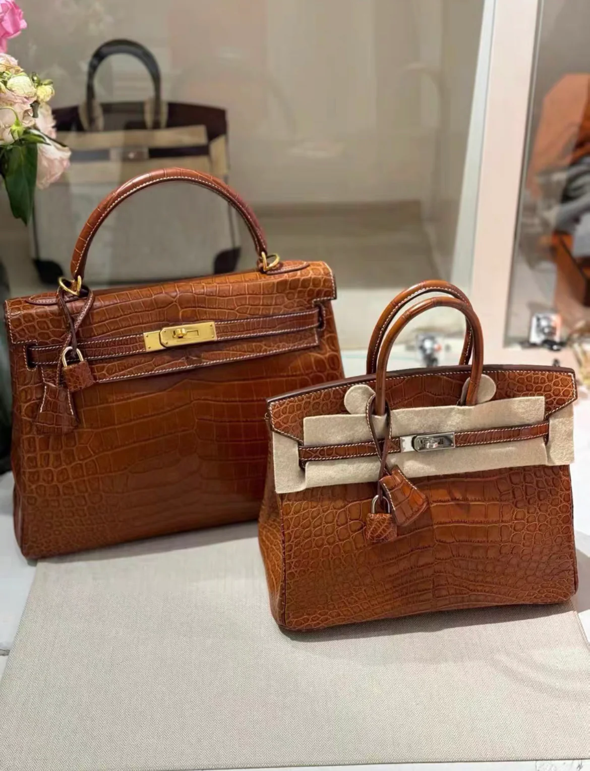 Rare Hermès Kelly 32 Gold Barenia Porosus Crocodile With Gold Hardware - Image 5