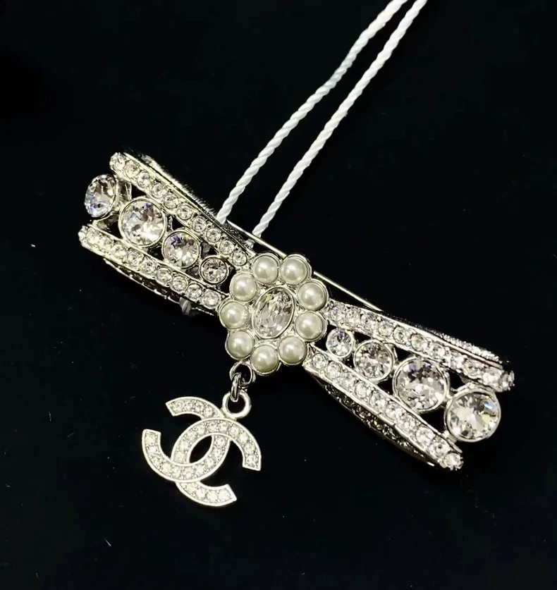 Chanel 23a brooch bow adorned with Swarovski crystals - Image 3