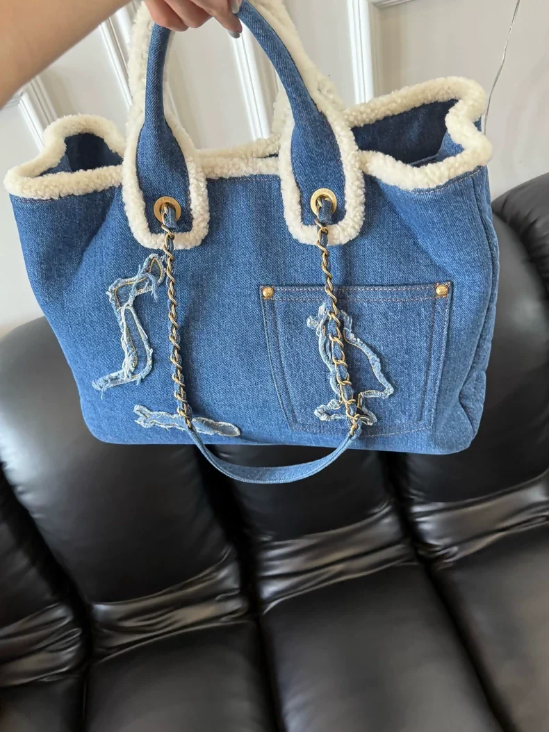 Chanel 19A shopping bag in patchwork denim and shearling - Image 2