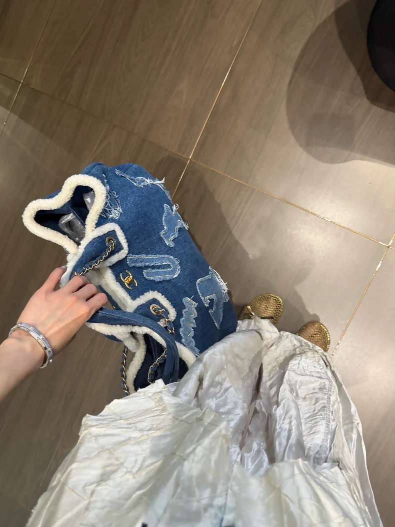 Chanel 19A shopping bag in patchwork denim and shearling - Image 3