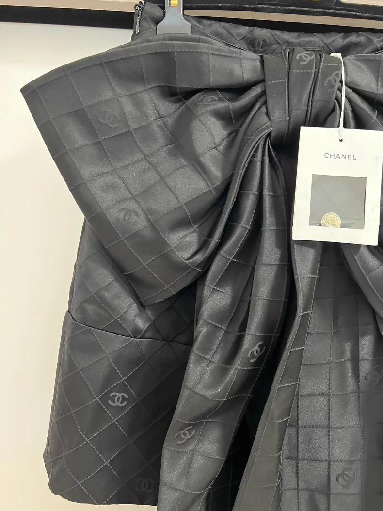 This Chanel silk skirt - Image 2
