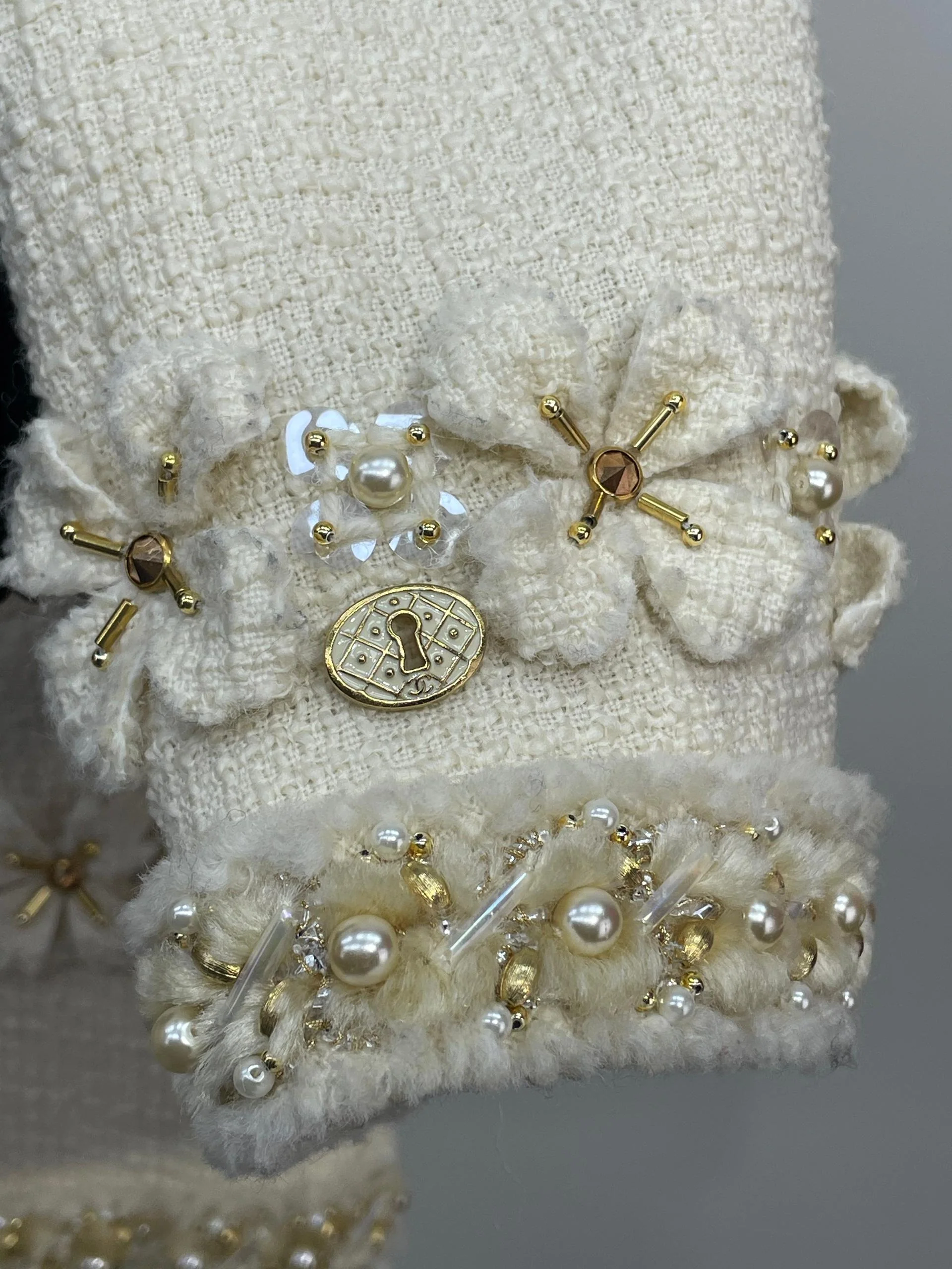Ultra rare Chanel 2020 écru white tweed jacket - Image 4