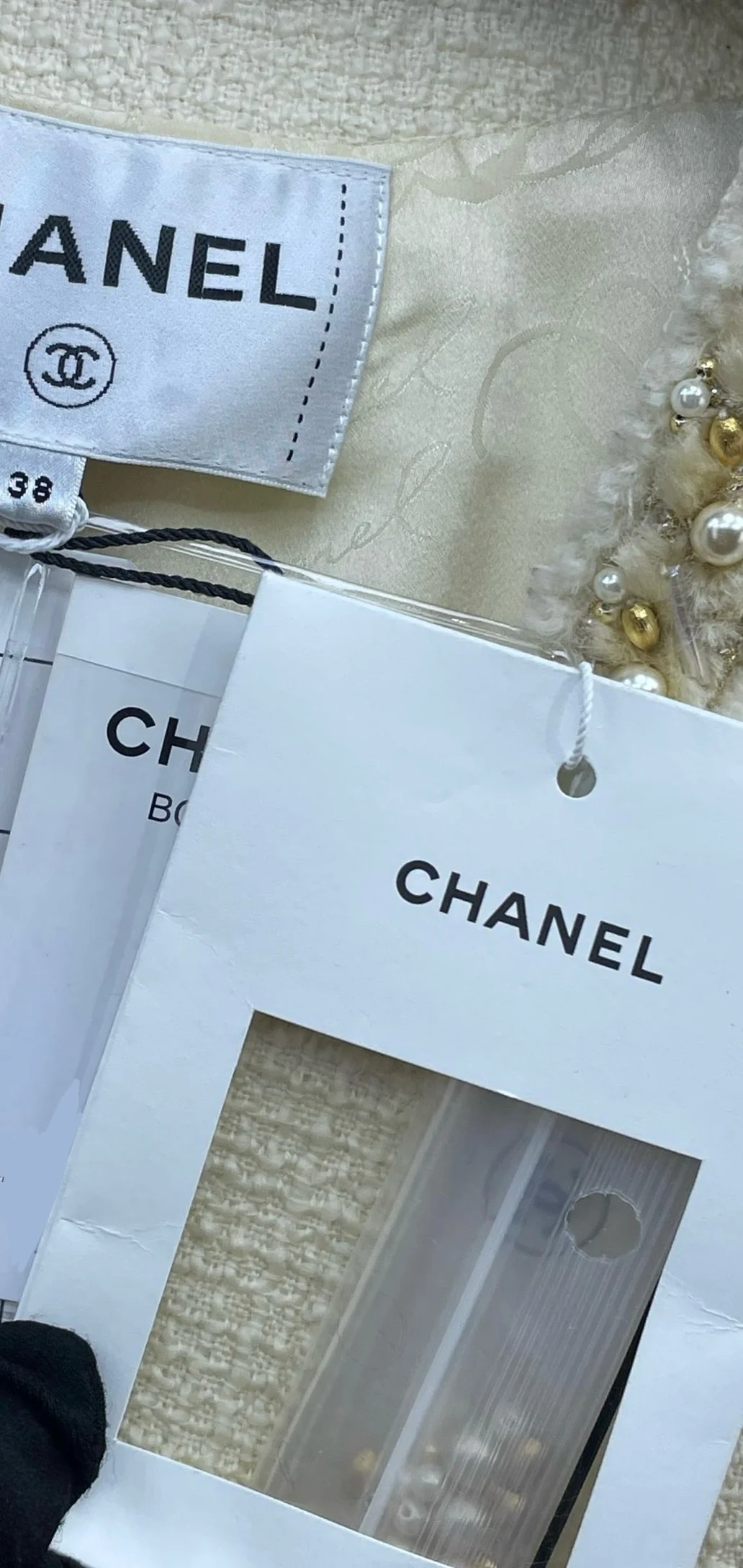 Ultra rare Chanel 2020 écru white tweed jacket - Image 6